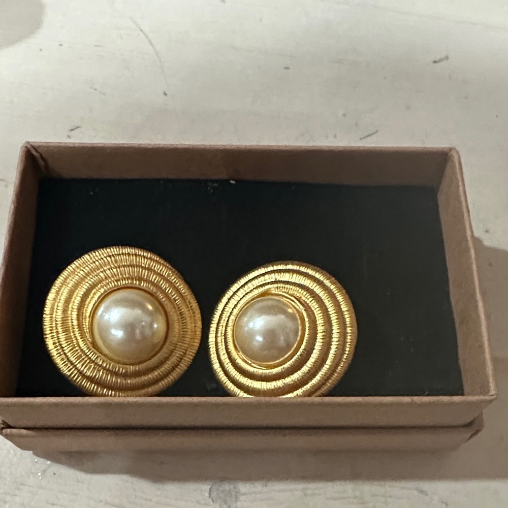 Elegant Gold and Pearl Earrings